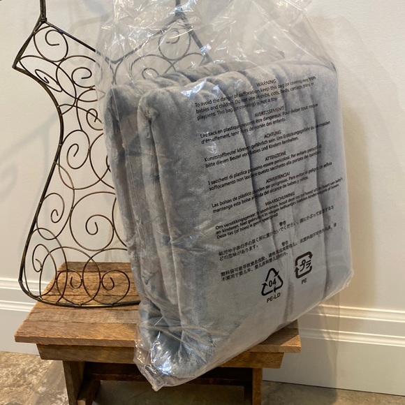 Amazon Basics Sherpa Throw - Picture 2 of 9